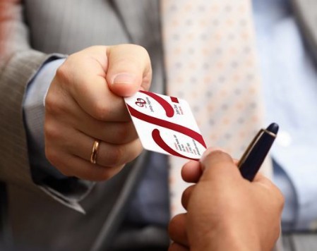 Na hora de pensar no design para cartão de visita, seja inovador, pois este pedacinho de papel, para o cliente, representa você e o que você quer vender!